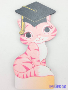 Rózsaszín cirmos cica ballagó kalapban tábla