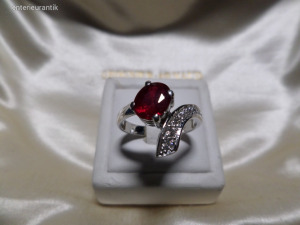 Modern fehér arany gyűrű rubinnal és briliánsokkal