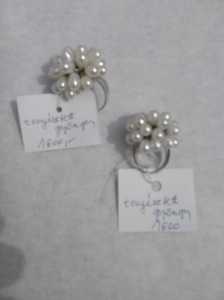 Rugalmas fém gyűrű ráépített tenyésztett gyöngyökkel eladó.
