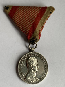 Antik 1917 körüli ezüst katonai kitüntetés eredeti szalagján / Jelzett ezüst Károly Vitézségi Érem
