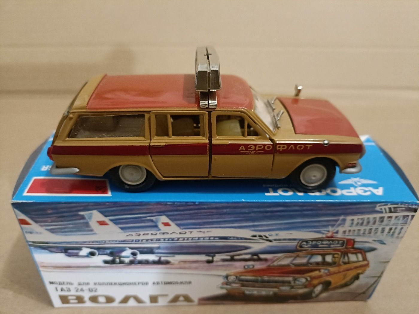 Régi Orosz Volga Gaz 24-02 es1:43 modell dobozzal Aeroflot Régi Orosz Volga Gaz 24-02 es1:43 modell dobozzal Aeroflot