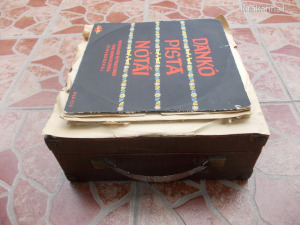 Régi bakelit lemez gramofon lemez vegyes csomag eredeti fa dobozban