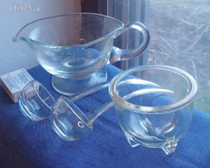 Üveg cukortartó üveg kanalakkal és Deru Design by hand kézműves üveg holland szószos tálka