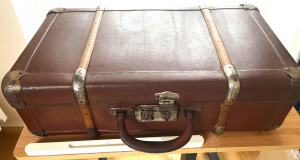 Régi fém csatos, fakeretes, román gyártói jelzéssel koffer, bőrönd, retro koffer