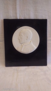 Matzon Frigyes: XII. Pius pápa 1939 Herendi porcelán plakett