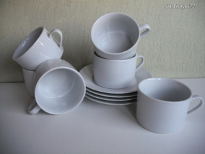 6db 2dl porcelán teás bögre + 4db kis tányér * eccerű, tört fehér * nem jelzett * szem.átvétel:Zugló
