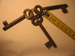 3 darab régi  vas kulcs.   7.5 cm hosszú.