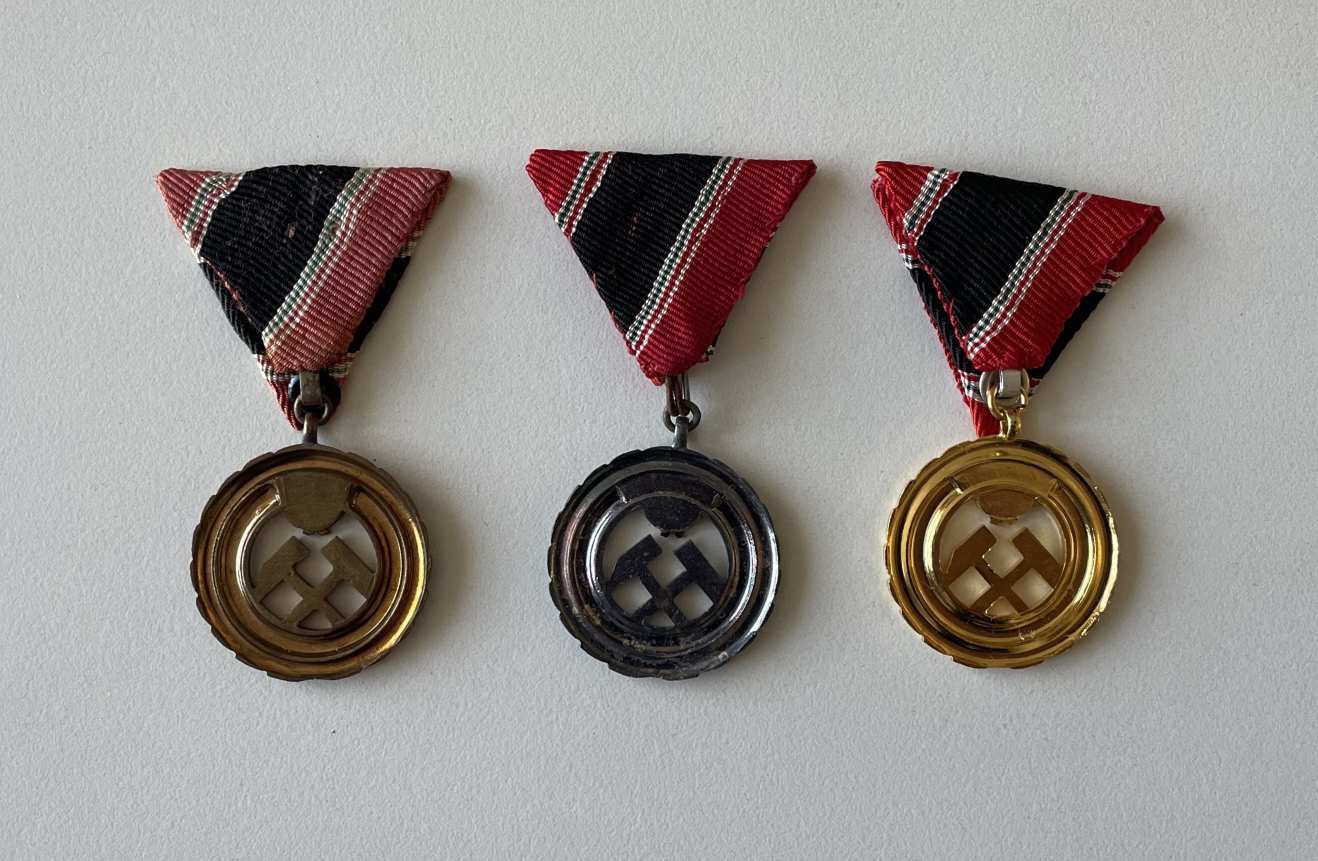 BÁNYÁSZ SZOLGÁLATI ÉRDEMÉREM --  teljes sor -- bronz, ezüst, arany fokozat