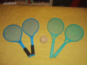 Két pár műanyag retro teniszütő egy db labdával egyben eladó Csepelen lehet személyesen átvenni !!!