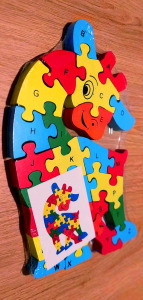 Fa Puzzle számos betűs kirakó zsiráf formában 26 részes KÉSZLETEN