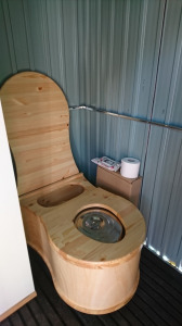Trón típusú borovi fenyő komposzt toalett ( alomszék ) rozsdamentes vödörrel eladó