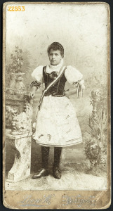 Leon H. műterme, fiatal lány, Kondász Etel nemzeti viseletben, Budapest, portré, 1870-es évek, Er...