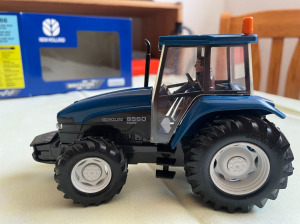 New Holland 8560 traktor - 1993-as modellév - Britains