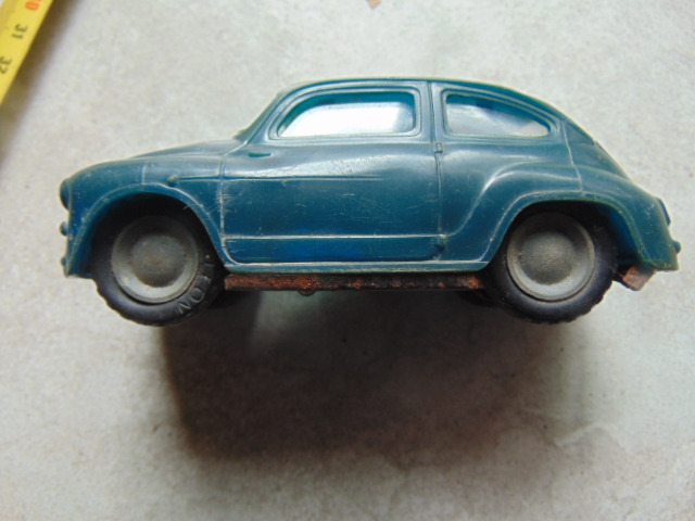 Lemez, műanyag régi retro lendkerekes autó FIAT