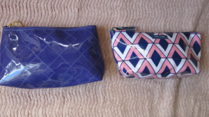 Estée Lauder neszeszer: kékeslila/fehér/rózsaszín + lilás kék, tűzött, geometriai mintásak