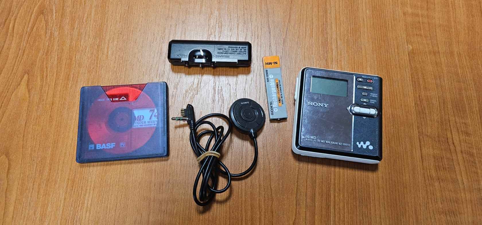 The Sony MZ-RH910 is a great portable Hi-MD recorder with The Sony MZ-RH910 is a great portable Hi-MD recorder with