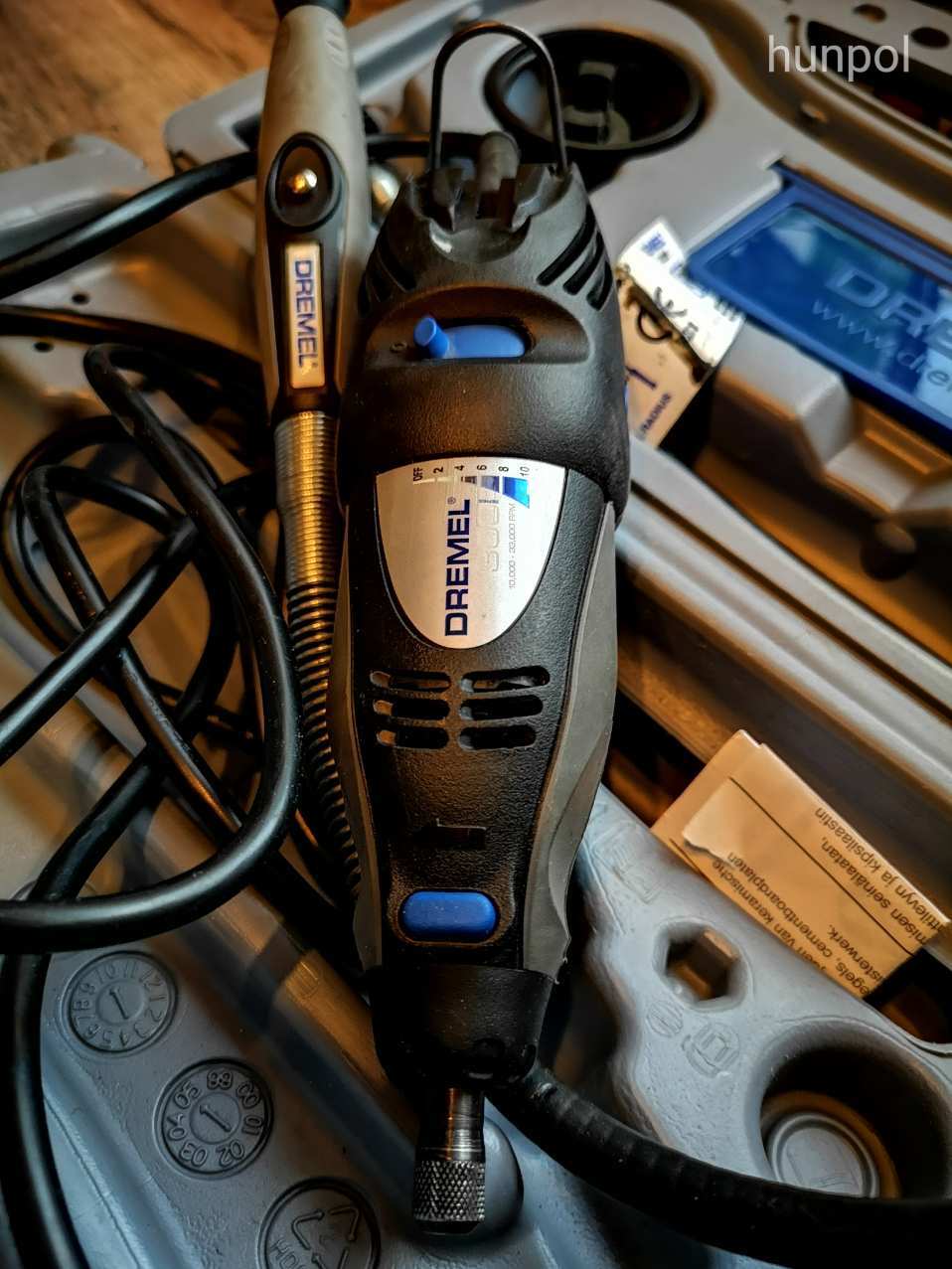 Dremel 300-as készlet kofferben + Dremel 212 Drill Press fúróállvány + kiegészítők