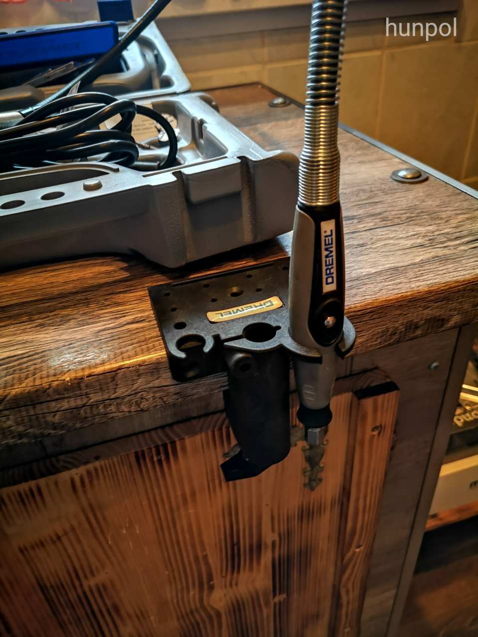 Dremel 300-as készlet kofferben + Dremel 212 Drill Press fúróállvány + kiegészítők