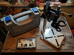 Dremel 300-as készlet kofferben + Dremel 212 Drill Press fúróállvány + kiegészítők