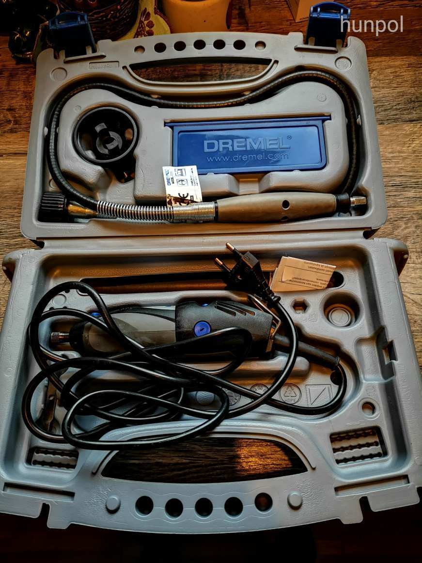 Dremel 300-as készlet kofferben + Dremel 212 Drill Press fúróállvány + kiegészítők