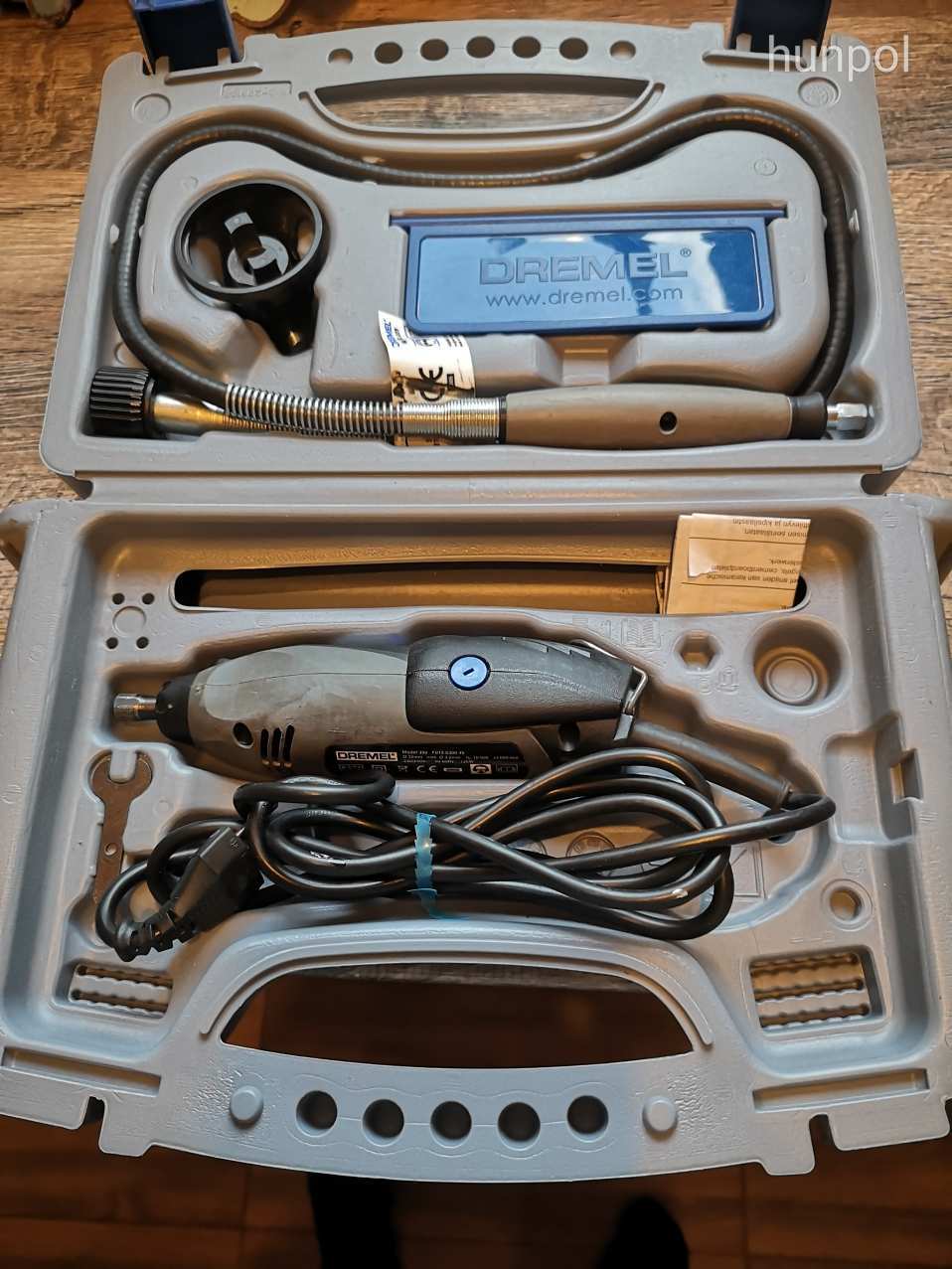 Dremel 300-as készlet kofferben + Dremel 212 Drill Press fúróállvány + kiegészítők