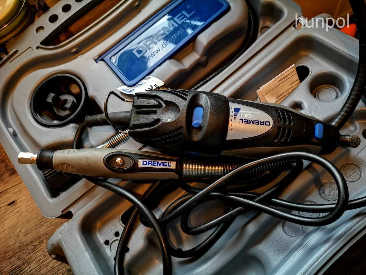 Dremel 300-as készlet kofferben + Dremel 212 Drill Press fúróállvány + kiegészítők