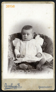 Csizhegyi műterem, Kolozsvár, Erdély, kislány elegáns ruhában, 'Ilonka 2 éves koráb1, 1890-e...