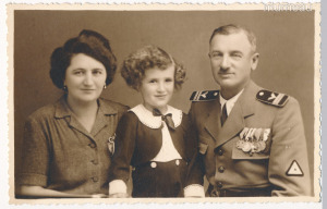 II. vh-s eredeti fotó, légierők, pilóta családjával, Székesfehérvár, 1943