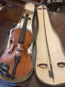 Egy különleges antik hegedű - Johann Knilling jelzéssel, tokkal vonóval... Értékes, hegedű ritkaság