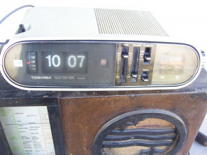 Tosiba lapozó órás rádió.