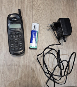 RETRO MOTOROLA MOBIL TELEFON TÖLTŐVEL, AKKUVAL