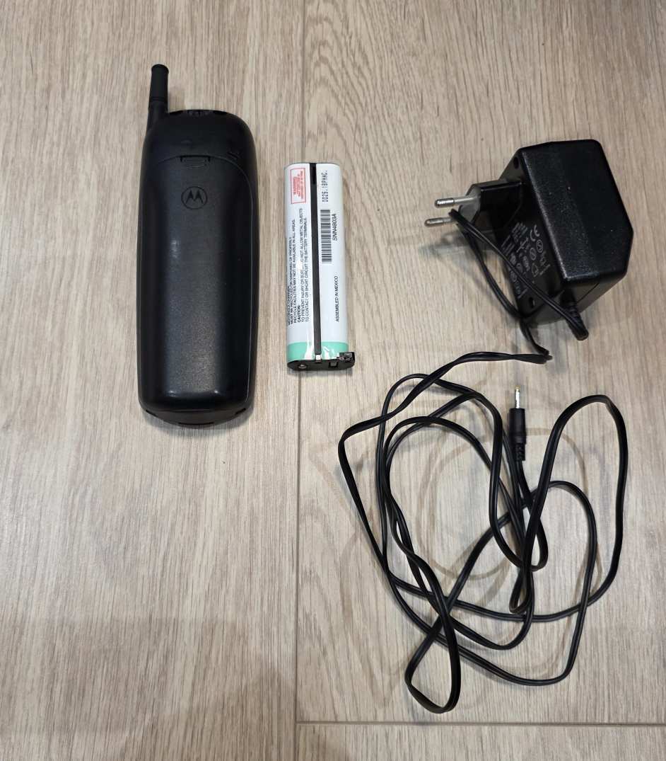 RETRO MOTOROLA MOBIL TELEFON TÖLTŐVEL, AKKUVAL