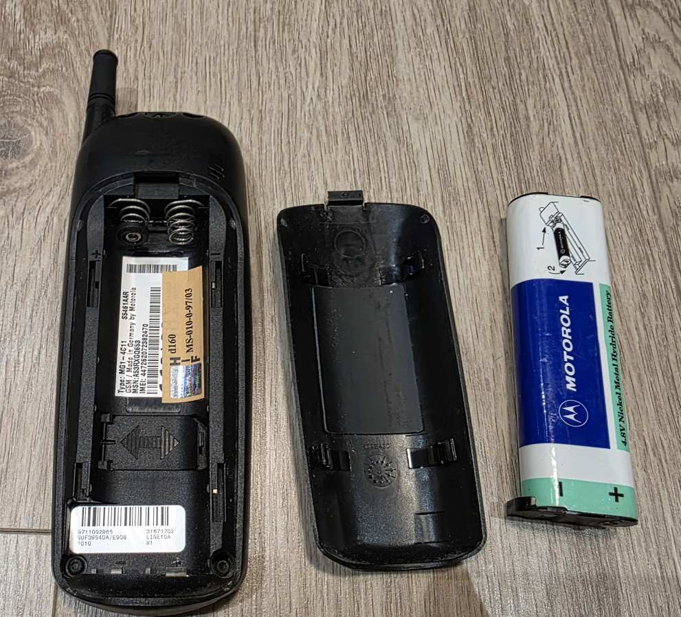 RETRO MOTOROLA MOBIL TELEFON TÖLTŐVEL, AKKUVAL