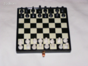 Eladó mini utazó mágneses sakktábla figurákkal Csepelen lehet személyesen átvenni !!!