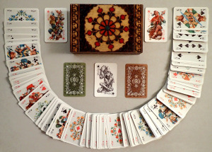 RITKA dupla pakli vintage FOLKLÓR francia kártya játék népi virágos franciakártya égetett fa doboz