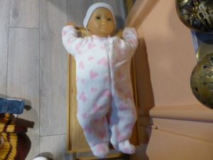 Régi puhatestű baba ruhatárral