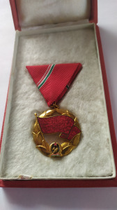 Rákosi 1954 Munka Vörös Zászló Érdemrend aranyozott, zománcozott Br. kitüntetés saját dobozban Ritka