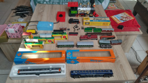 Modell vasút gyűjtemény Piko Rocco mozdony trafó sínek vagonok vasútmodell