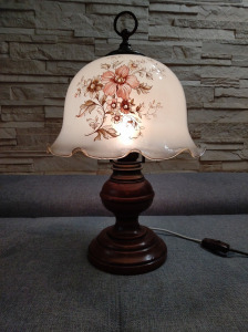 Gyönyörű fodros nagy asztali lámpa vastag fa talppalingyen posta