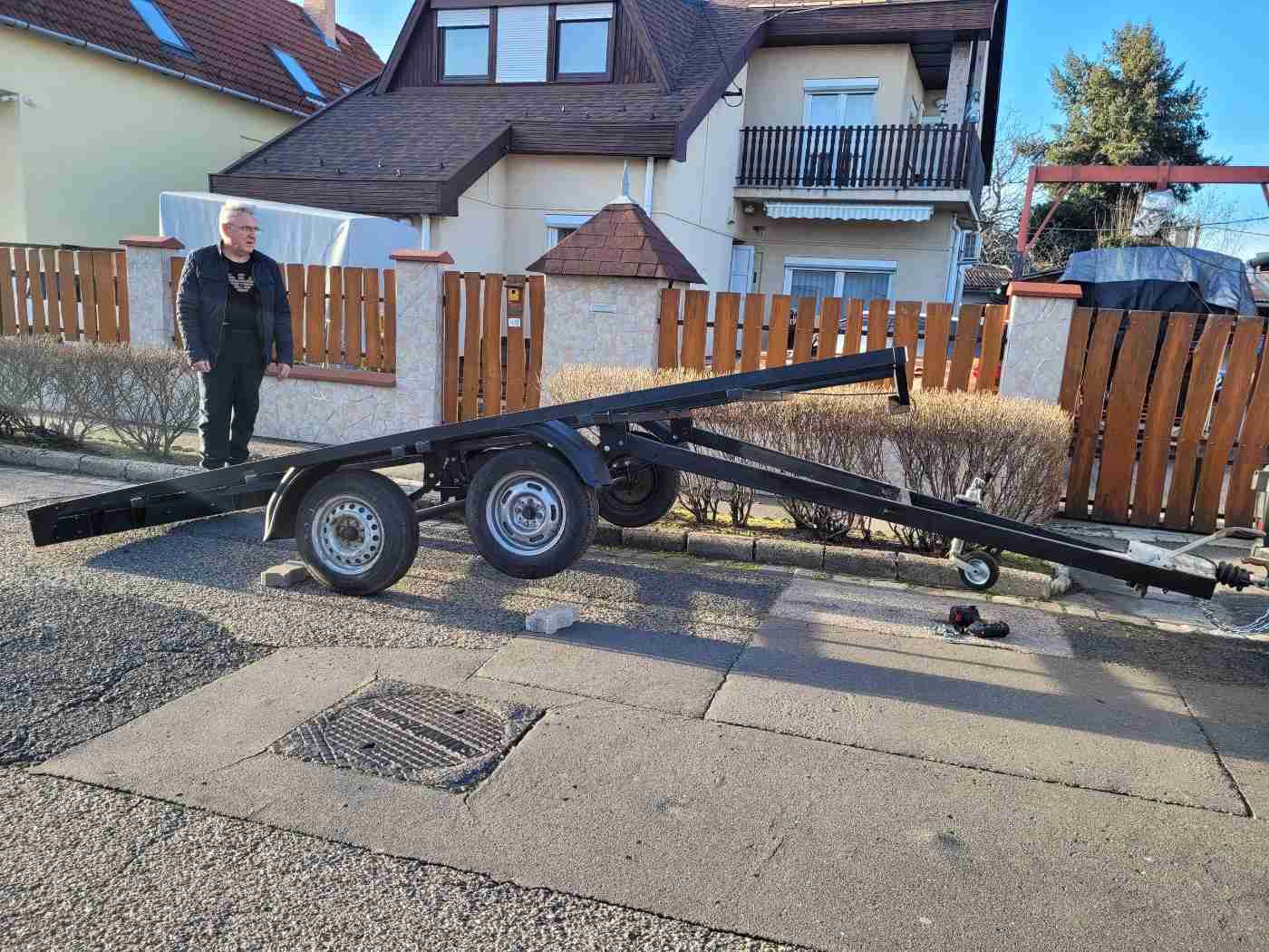 Autószállító tréler egyedi gyártású eladó