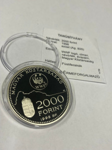 Ezüst pénzérme certifikáttal 1998 -  2000 Forint WWF Füstifecskék / Ezüst 2000 Forint kapszulájában