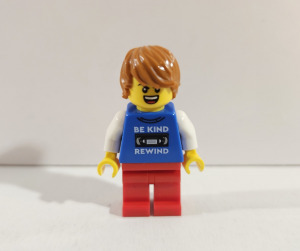 LEGO SDCC 2023 Exclusive Torso Brickbuster Video Be Kind Rewind Figura - ÚJ