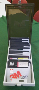 62 darab 3M használt 5 1/4 collos floppy lemez tárolóban