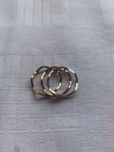 Három db különböző színű hullámos bizsu gyűrű