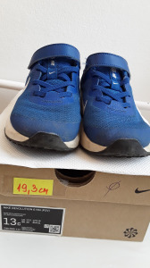 Nike Revolution futócipő - középkék_31/19,3cm _hibátlan_INGYEN SZÁLLTÁS