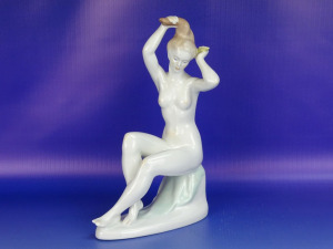 0H386 Régi Aquincum porcelán fésülködő akt szobor