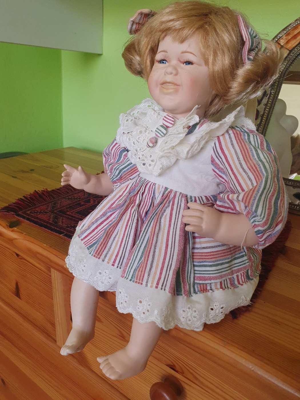 Bájos porcelán baba