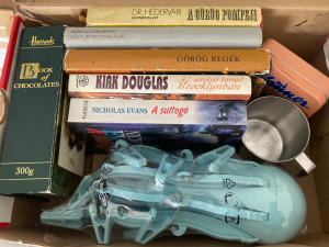 1 doboz mindenféle dolog! ruhaszárító, varró doboz, könyvek, fém bögre...