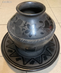 Kézzel készült jelzett karcagi fekete váza alátét tányérral - Agyagipar Karcag