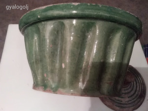 Régi, antik kerámia kuglóf sütő